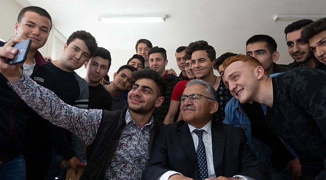 BAŞKAN BÜYÜKKILIÇ ÜNİVERSİTE ADAYLARINI KAYSERİ'YE DAVET ETTİ