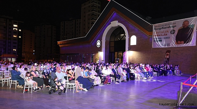 ÇARŞI MELİKGAZİ'DE NOSTALJİK ŞARKILAR GÖNÜLLERİ FETHETTİ