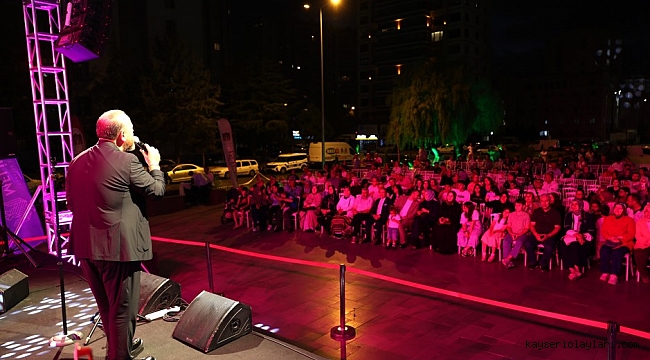 ÇARŞI MELİKGAZİ'DE NOSTALJİK ŞARKILAR GÖNÜLLERİ FETHETTİ