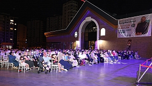 ÇARŞI MELİKGAZİ'DE NOSTALJİK ŞARKILAR GÖNÜLLERİ FETHETTİ